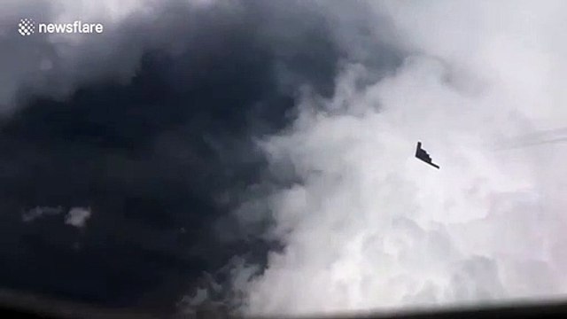 Un passager dans un avion de ligne aperçoit un avion furtif