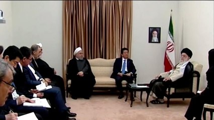 رئيس الوزراء الياباني ينقل رسالة تهدئة من ترامب لخامنئي