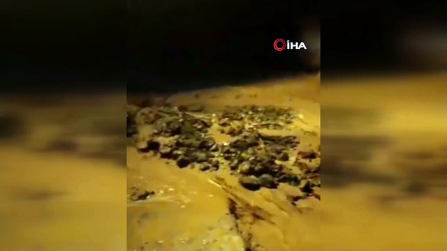 Araklı’da şiddetli yağış nedeniyle dere taştı, yollar göle döndü