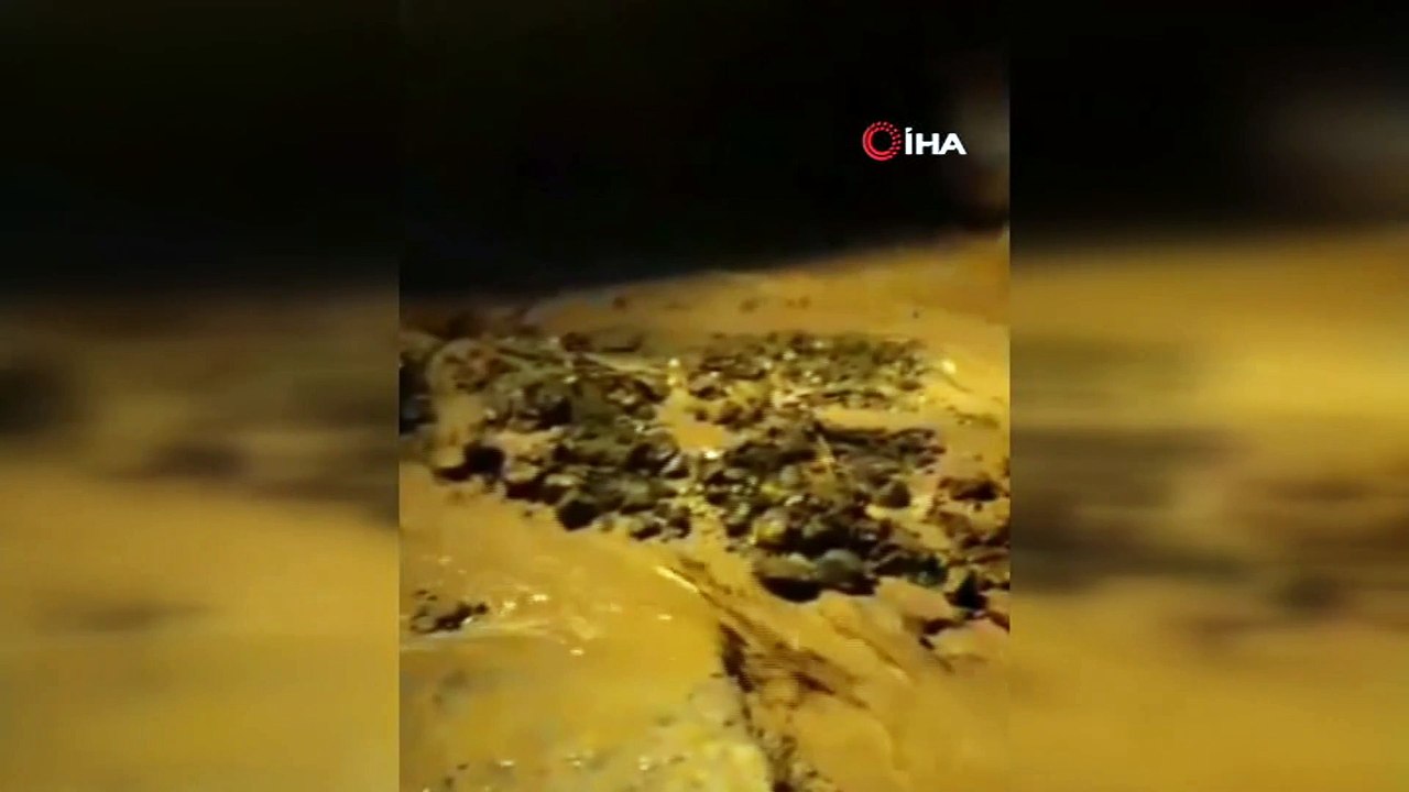 Araklı’da şiddetli yağış nedeniyle dere taştı, yollar göle döndü