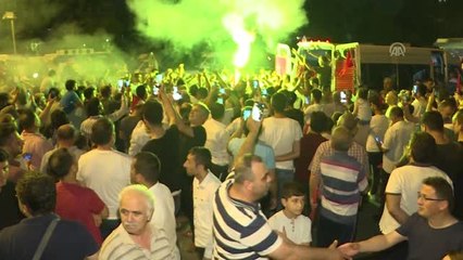 Büyükşehir Belediyesi önünde "tahdit" kararı kutlaması