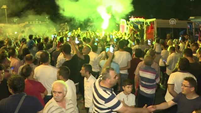 Büyükşehir Belediyesi önünde tahdit kararı kutlaması