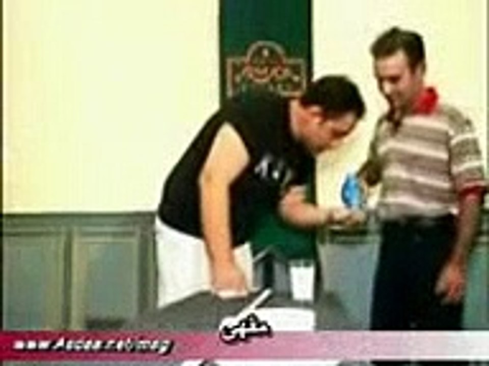 رجل يخرج الحليب من عينيه