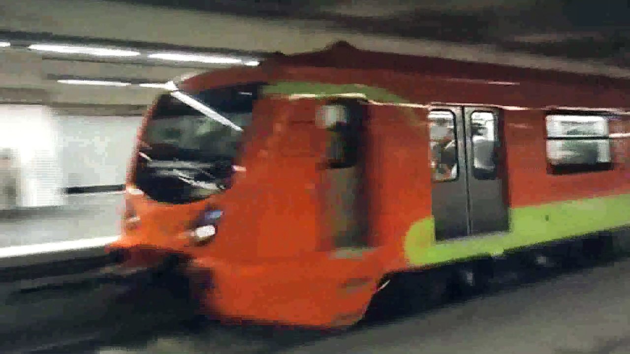 METRO LINEA 12 en la estacion Atlalilco   09 Septiembre 2012