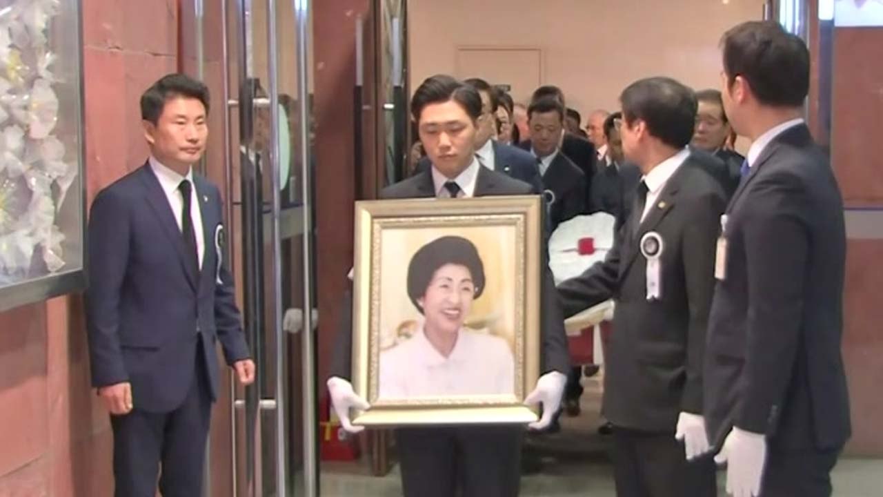 故 이희호 여사 발인…오늘 현충원 안장 / YTN