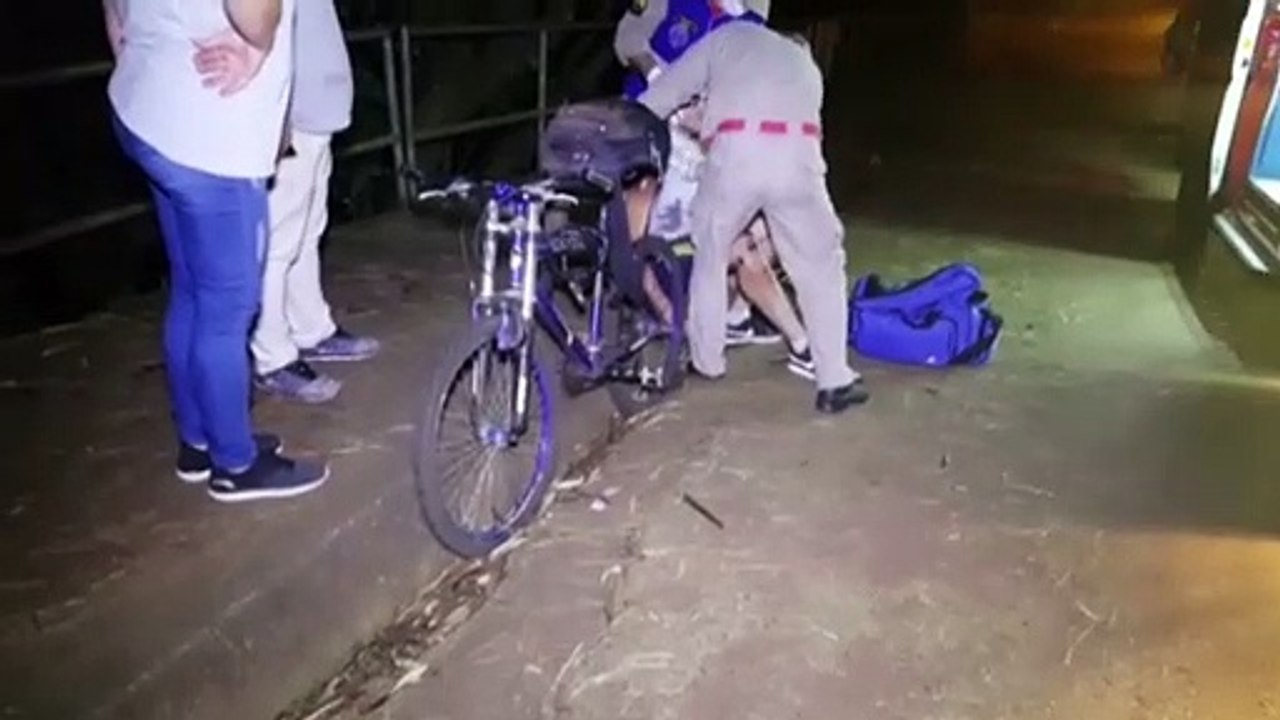 Ciclista sofre queda após passar por quebra-molas na Rua Europa