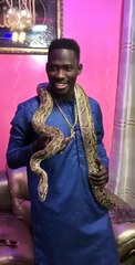Momo Dieng en mode mystique avec son serpent