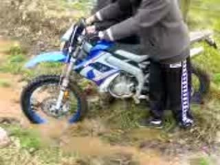 Régis fait de la moto et il s'embourbe