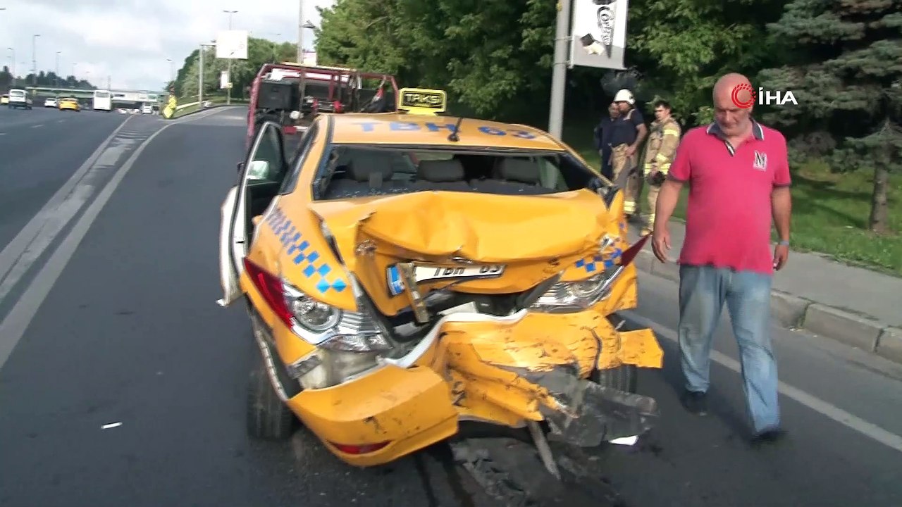 Edirnekapı E-5’te taksi ile minibüs çarpıştı: 1 yaralı
