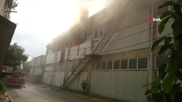 Pendik Kurtköy'de köpük imalatı yapan bir fabrikada yangın çıktı.
