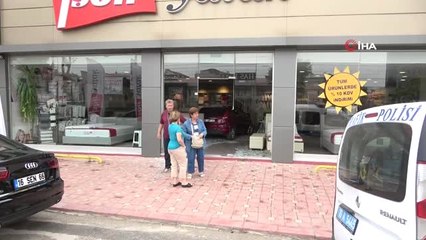 Mobilya mağazasına müşteri yerine otomobil girdi