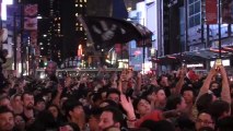 Aficionados de los Raptors celebran el anillo de su equipo tras ganar la final de la NBA contra Warriors.