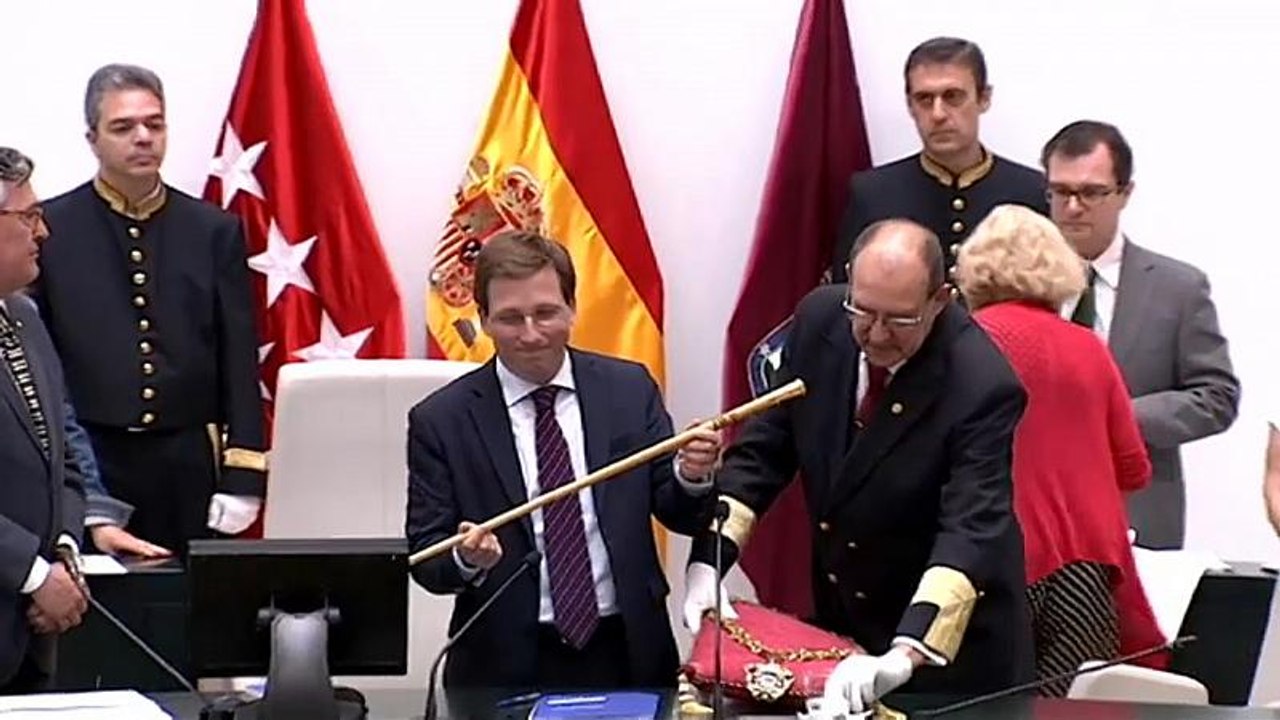 Neuer Bürgermeister in Madrid - Colau in Barcelona bestätigt