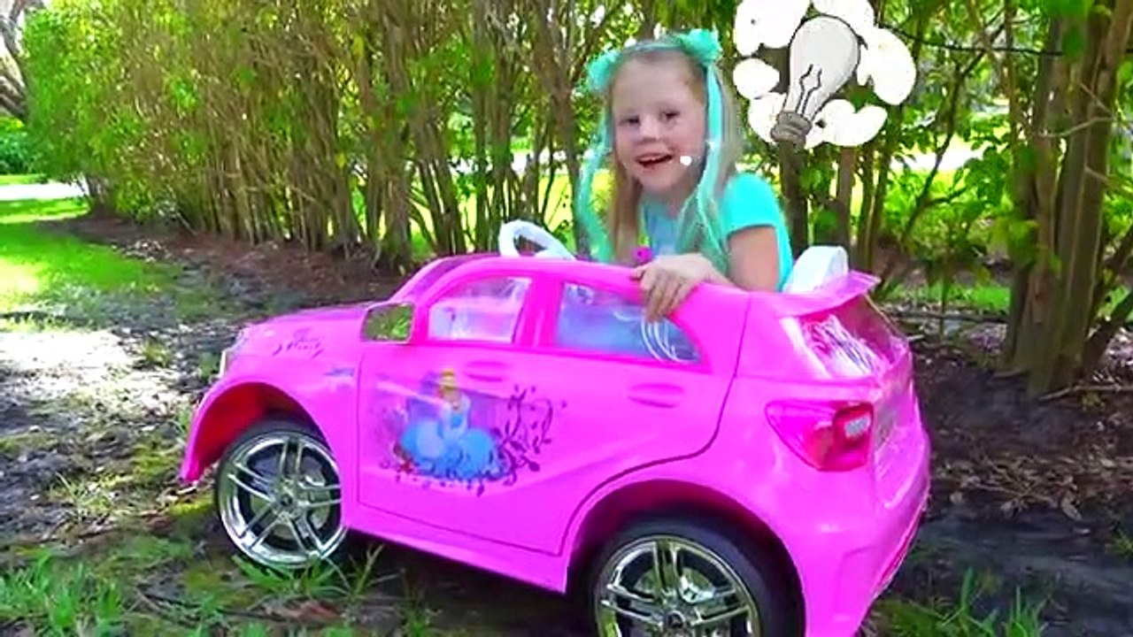Настя и папа играют в мойку машин. Nasty playing Car Wash with Cleaning Toys