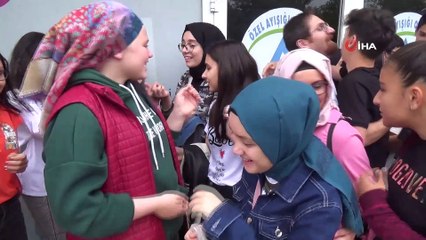 Öğrencileri davul zurnayla uğurladılar, arkalarından su döktüler