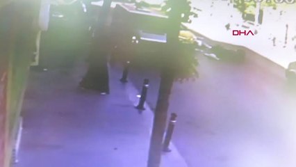 BAĞCILAR'DA MOTOSİKLET İLE TAKSİNİN ÇARPIŞMASI KAMERADA