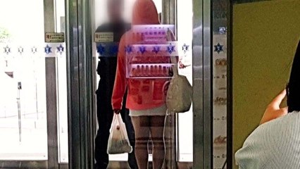 여대 활보한 여장 남자, 학생 신고로 체포 / YTN