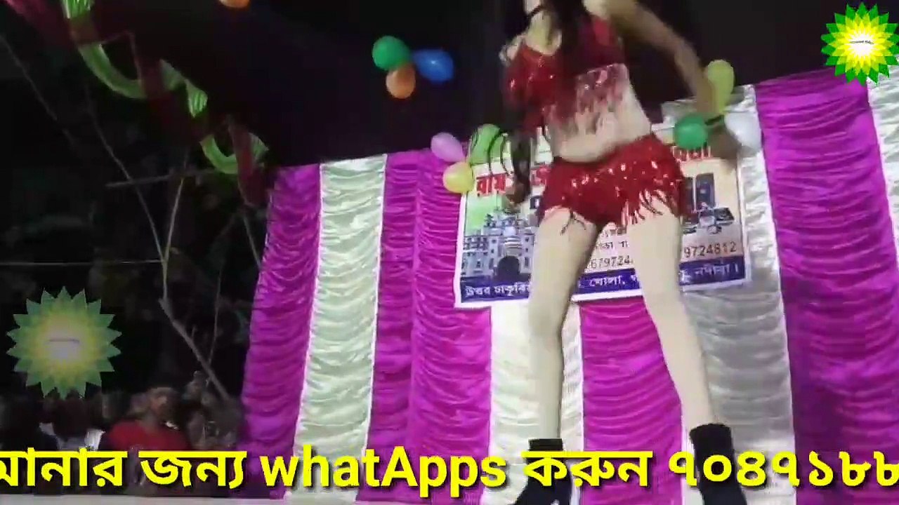 লাল আপেল  মিষ্টি  নাকি,নাকি আমার ঠোট।