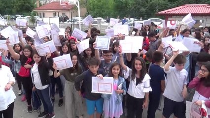 Öğrencileri davul zurnayla uğurladılar, arkalarından su döktüler