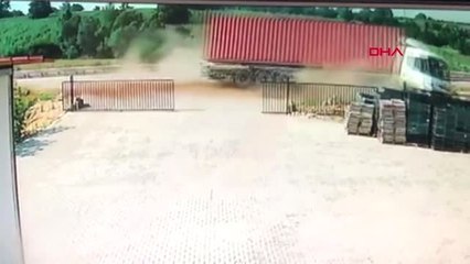 BURSA Tarlaya giren TIR'ın sürücüsü yaralandı