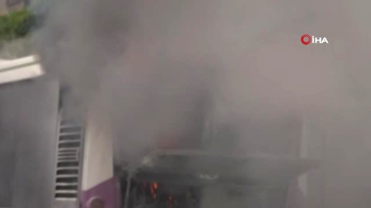 Sefaköy E-5 üzerinde seyir halindeki bir otobüs alev aldı.