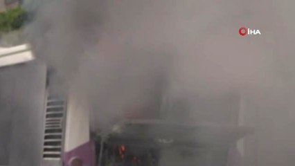 Sefaköy E-5 üzerinde seyir halindeki bir otobüs alev aldı.