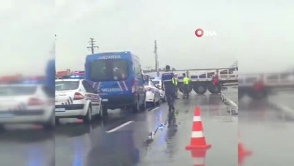 D-100'de kontrolden çıkan tır bariyerlere çarptı: 1 yaralı