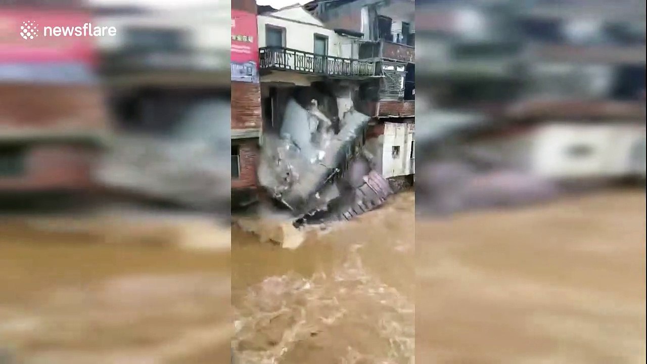 Residential house collapses as flash flooding hits China's Jianghua