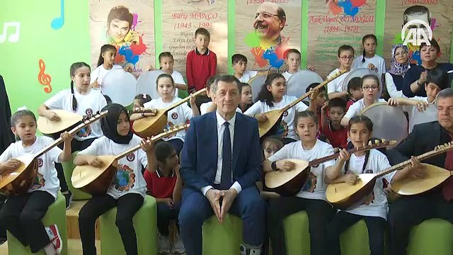 Milli Eğitim Bakanı Selçuk karne dağıtım törenine katıldı