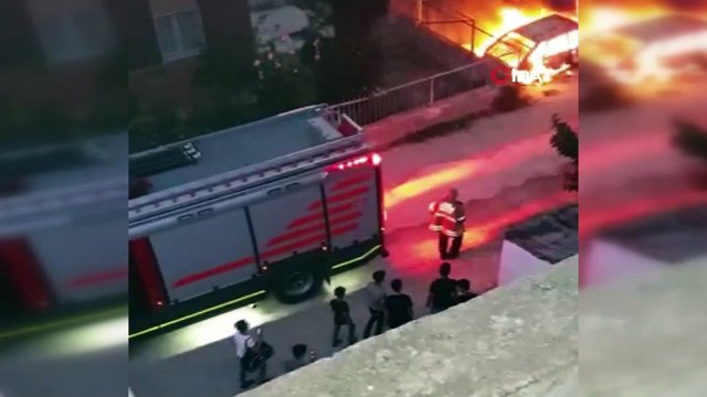 Park halindeki araç alev alev böyle yandı