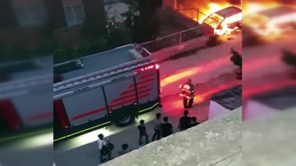 Park halindeki araç alev alev böyle yandı