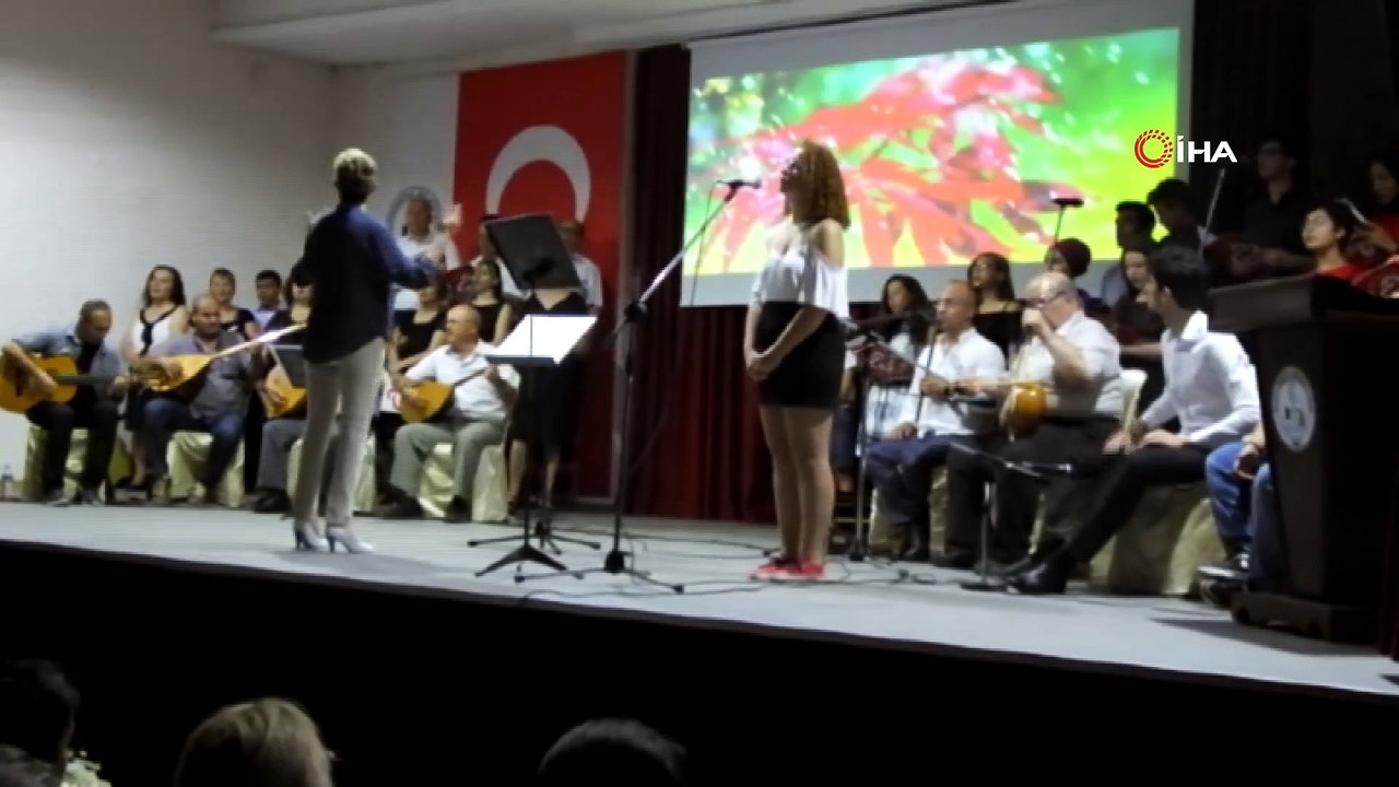 Burhaniye’de yetişkinler saz çaldı, öğrenciler de türkü söyledi