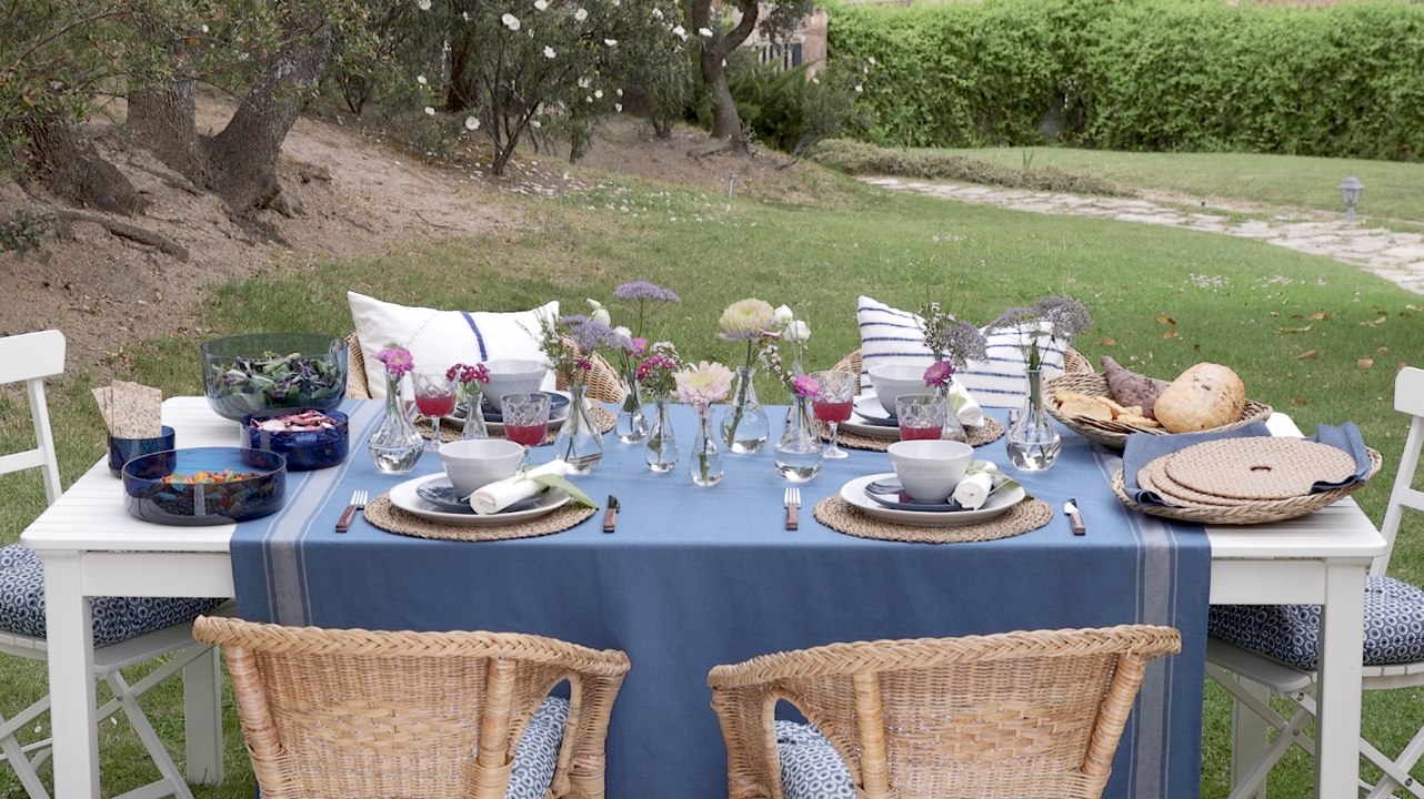 Una mesa de verano con estilo