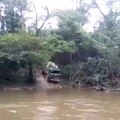 VÍDEO: Encuentra las 3 locuras que hace este camión al vadear este río