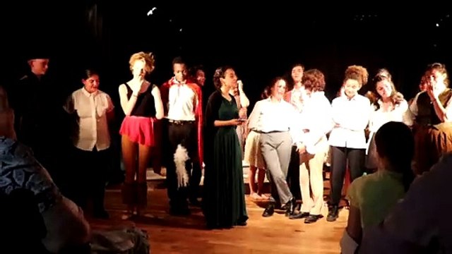 Les élèves de Première Littéraire spécialité Théâtre, qui ont joué Le Bourgeois gentilhomme jeudi soir, demandent à leur professeur Yves Moalic de se rendre sur scène