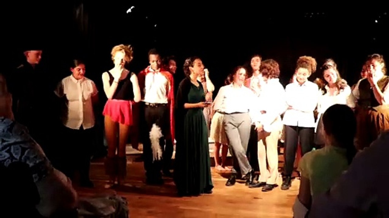 Les élèves de Première Littéraire spécialité Théâtre, qui ont joué "Le Bourgeois gentilhomme" jeudi soir, demandent à leur professeur Yves Moalic de se rendre sur scène