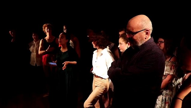 Ses cours analytiques qui dérivent toujours sur des cours d'histoire