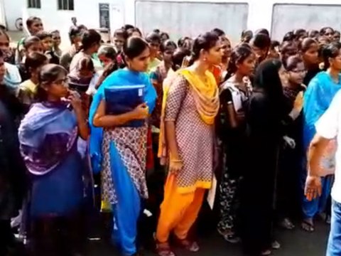 அமைச்சரை முற்றுகையிட்ட மாணவிகள்
