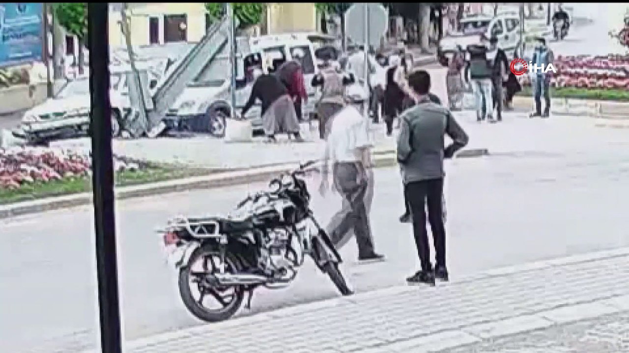 Dikkatsiz sürücüler böyle çarpıştı: 2 yaralı