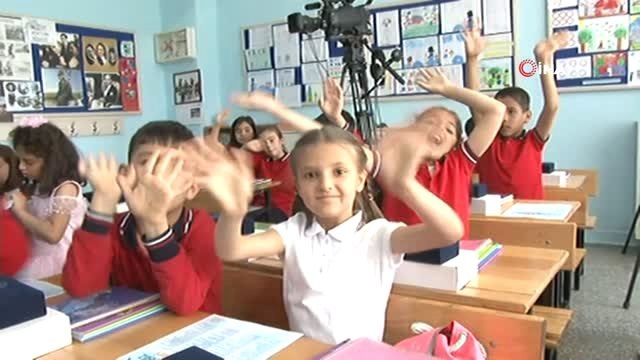 Milli Eğitim Bakanı Ziya Selçuk, karne dağıtım törenine katıldı