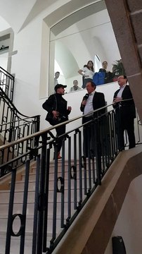 Jean-Pierre Pernaut se prépare avant le direct depuis la mairie de Montbrison pour le Plus beau marché de France