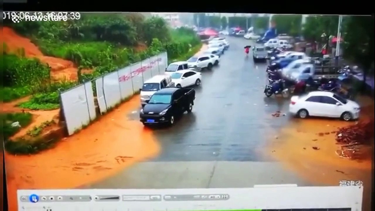 Ce glissement de terrain emporte toutes les voitures sur le parking