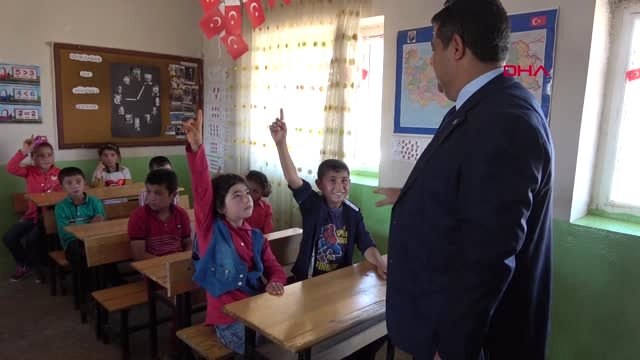 ŞANLIURFA Şehit öğretmen Necmettin Yılmaz'ın öğrencileri, ilkokuldan mezun oldu