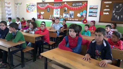 Şehit öğretmen Necmettin Yılmaz’ın öğrencileri ilkokuldan mezun oldu