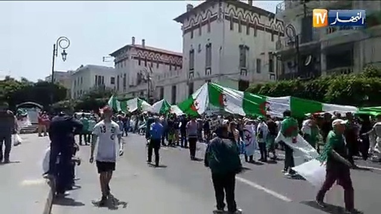 شاهد..أطول "علم جزائري" يجوب شوارع العاصمة في الجمعة الـ 17 من الحراك