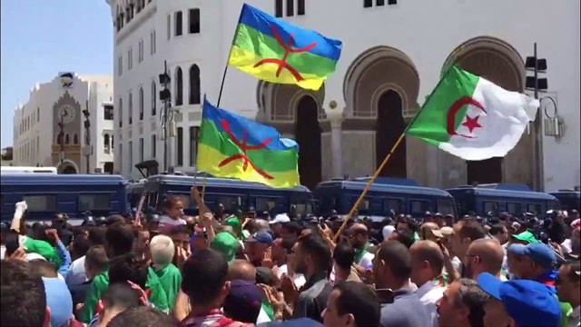 الجزائريون يواصلون الحراك الشعبي وسط توقيفات واعتقالات لمسؤولين