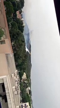 Des Canadairs luttent contre l'incendie à Hyères