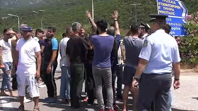 Διαμαρτυρία προσφύγων στον παράδρομο της Ε.Ο., στις Θερμοπύλες για τις συνθήκες διαβίωσης