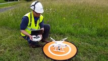 Un technicien Enedis fait voler un drone au-dessus d'une ligne à haute tension
