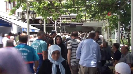 İstanbul’daki feci kazada ölen motosikletli genç kız gelinlikle son yolculuğuna uğurlandı